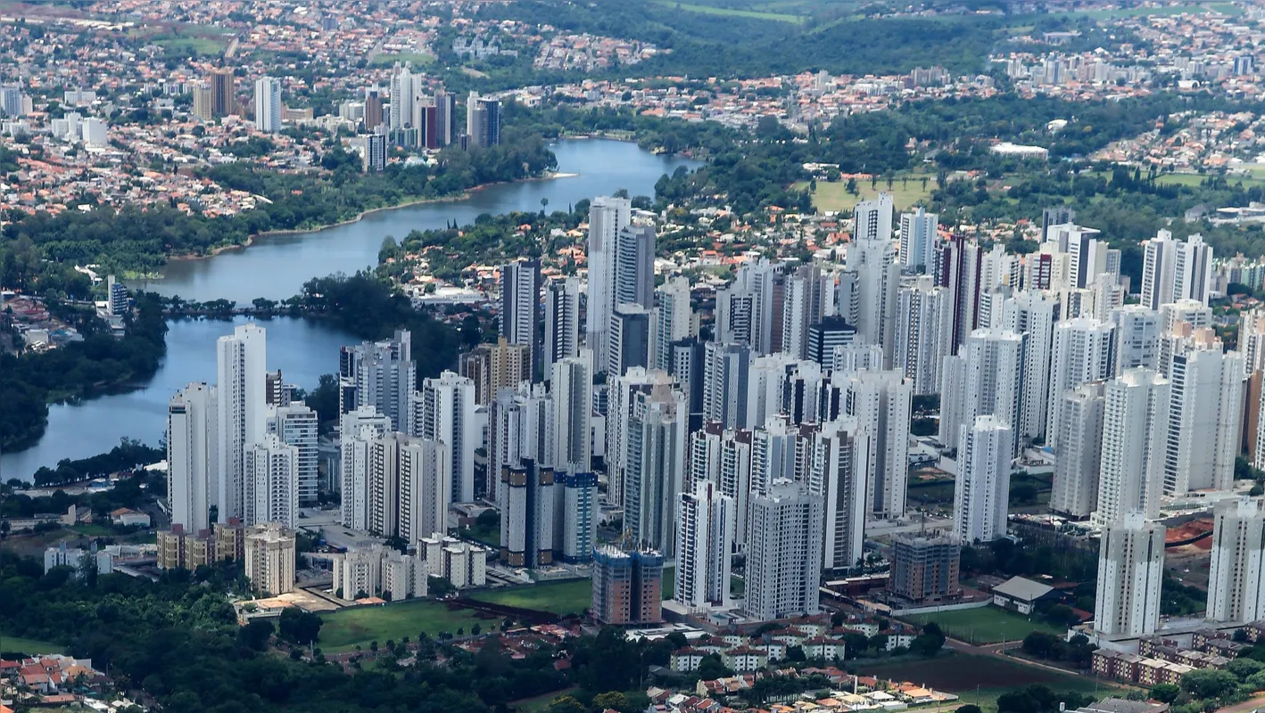 Ilustração de um profissional com equipamento de desentupimento em uma área residencial.